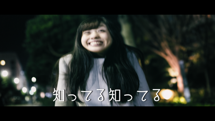 騒音は法律と条例で規制されていると知ってる女性がウキウキしている