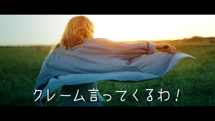 BBQがうるさいので、騒音主に一人でクレームを言いに行く女性の画像